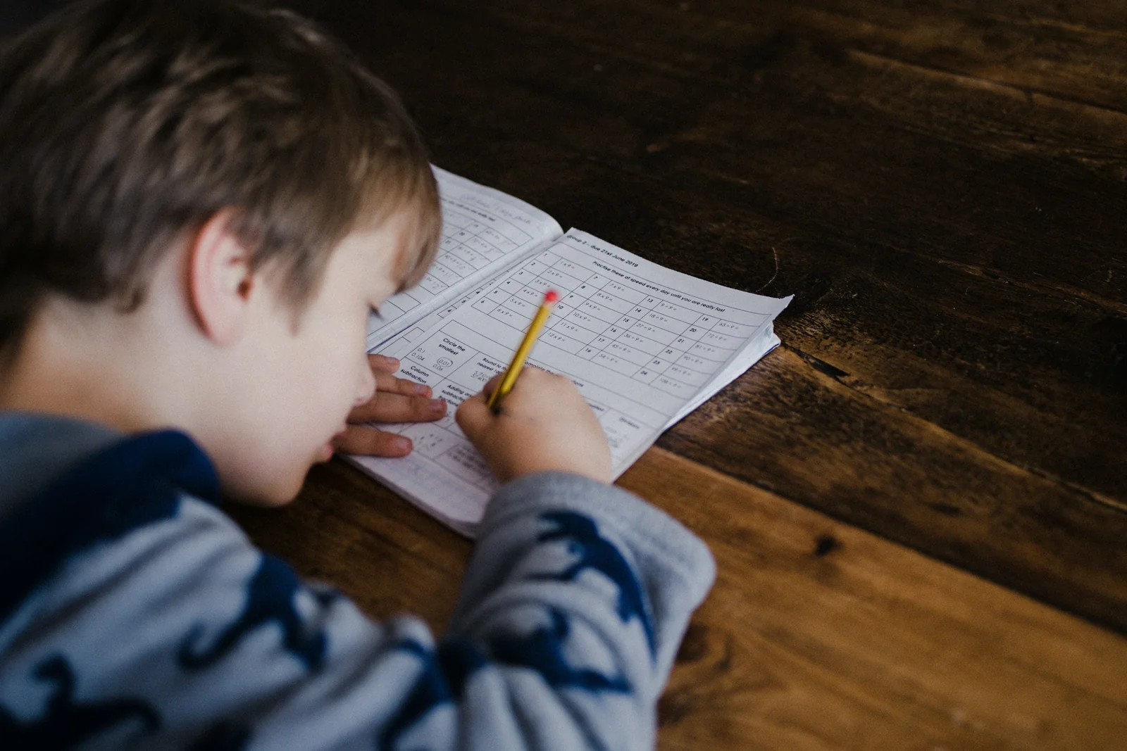 Khan Academy lança tutor de IA Khanmigo gratuito em português no Brasil