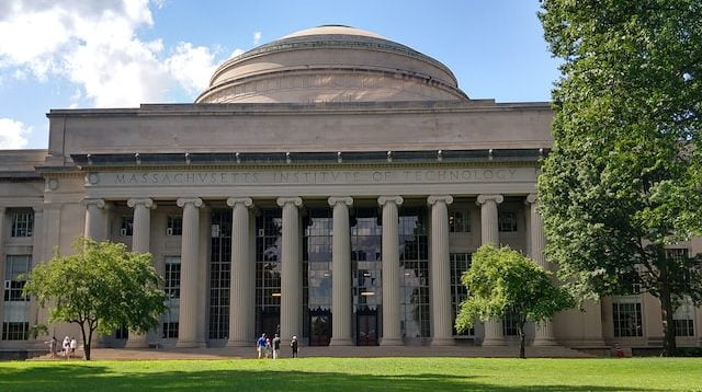 Foto de um dos prédios do campus do MIT.